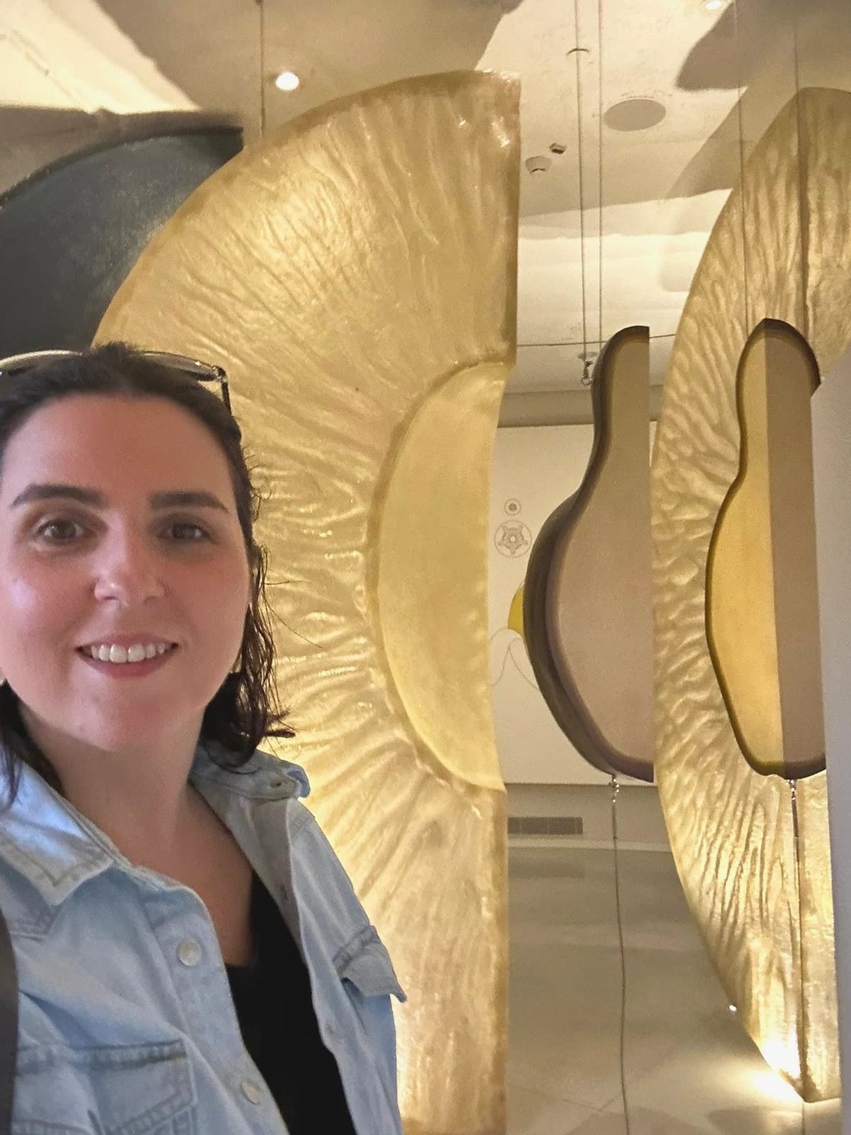 Lívia Belfort em ambiente arquitetônico de experiência vínica